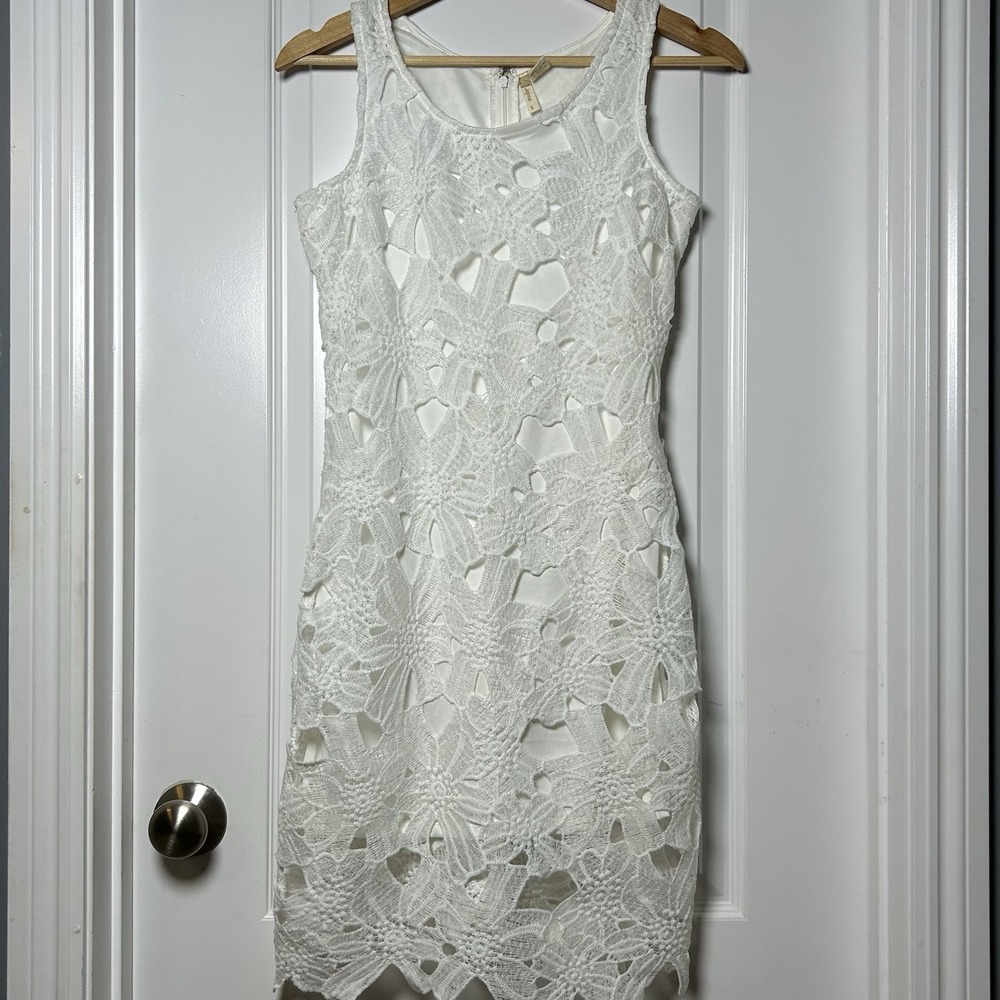 Japna White Floral Crochet Lace Overlay Scalloped Hem Lined Fitted Sheath‎ Dress